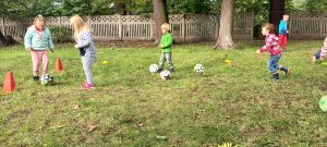 dzieci kopią piłkę