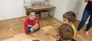 dzieci jedzą kiwi