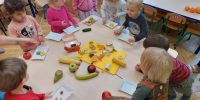 Dzieci wybierają na talerzyki owoce o warzywa, które będą jeść.