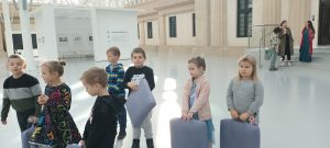 dzieci w muzeum