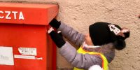 Dziewczynka wrzuca list do skrzynki pocztowej