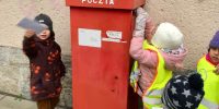 Dzieci wrzucają listy do skrzynki pocztowej