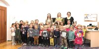 Dzieci wraz z Paniami z Opery Wrocławskiej pozują do wspólnego zdjęcia