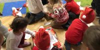 Dzieci rozpakowują prezenty
