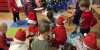 Dzieci rozpakowują prezent