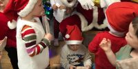 Dzieci otrzymują prezenty od Świętego Mikołaja