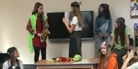 Uczennica ze szkoły podstawowej gra na saksofonie