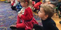 Dzieci w skupieniu słuchają koncertu