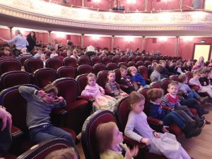 dzieci siedzą w operze