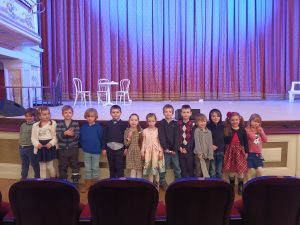 dzieci stoją w operze