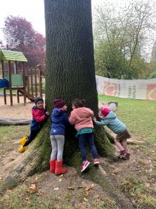 Dzieci przytulone do drzewa