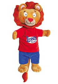 Maskotka lwa z napisem Lions na czerwonej bluzce.